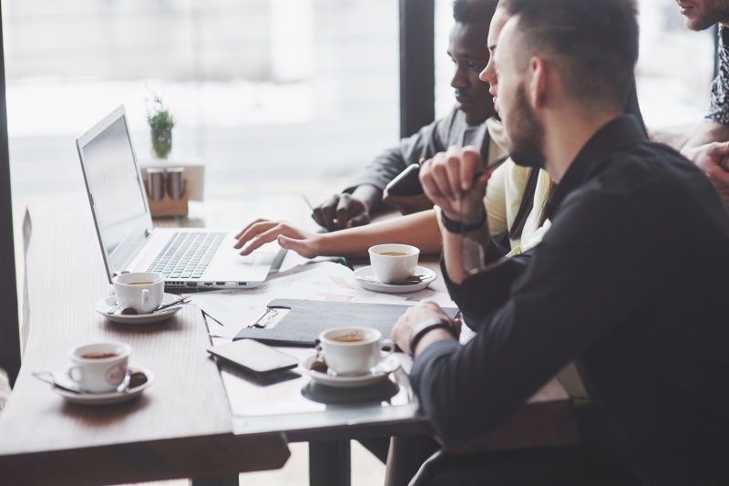 User experience (UX) impact on SEO showing mobile usability, fast loading, and intuitive navigation as key ranking factors for modern websites.