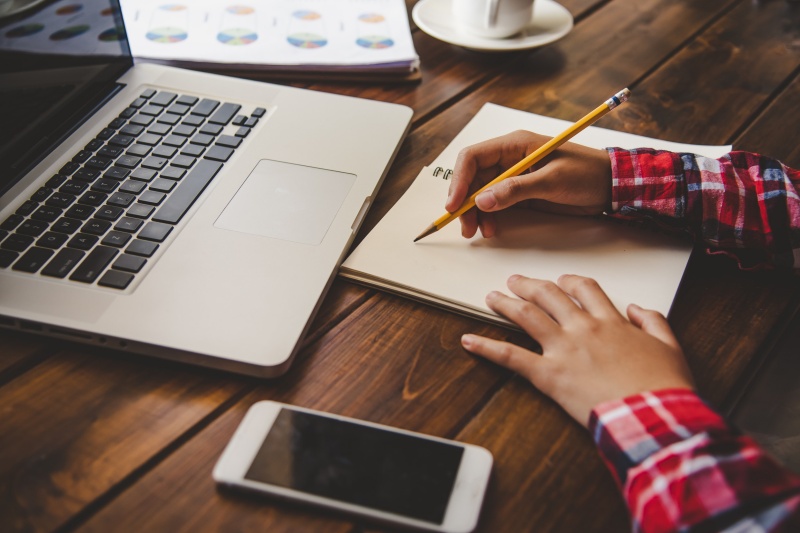 marketer using AI tools for SEO content planning and optimization on a laptop