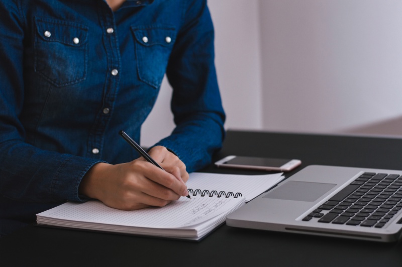SEO copywriting tips that convert users and boost rankings through keyword strategy, search intent alignment, and persuasive content techniques.