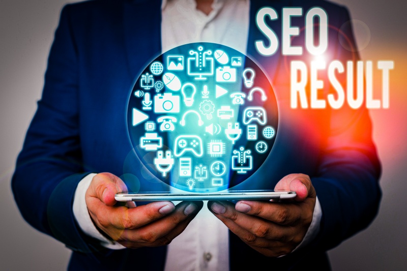 Illustration depicting key factors influencing mobile SEO rankings, including responsive design and mobile-first indexing.