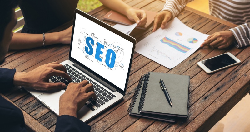 Illustration depicting the four pillars of E-E-A-T: Experience, Expertise, Authoritativeness, and Trustworthiness in SEO.